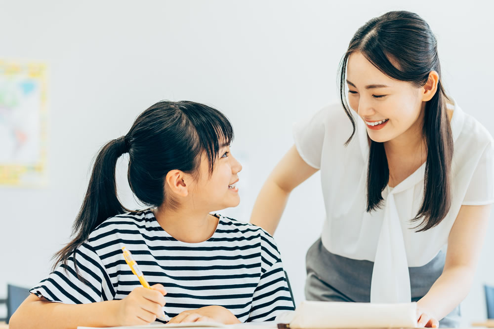 わからないことを質問している女子中学生