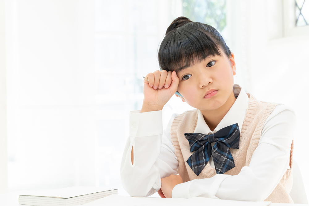 レベルの高い塾に入ってしまい悩んでいる女子中学生