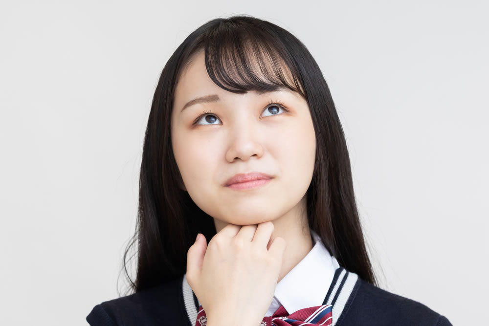 塾選びに悩んでいる女子高生